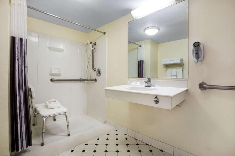 2 Full Beds, Mobility/Hearing Accessible Room, Roll-In Shower, Non-Smoking image 3