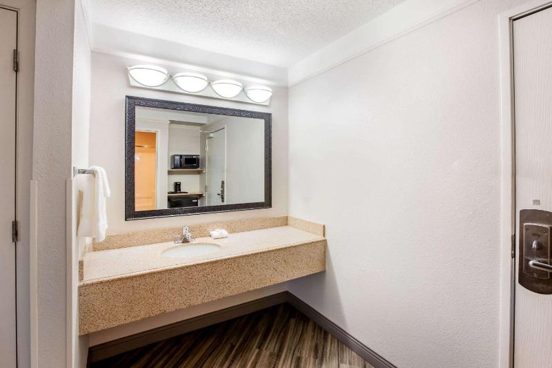 King Suite with Sofa Bed - Non-Smoking image 4