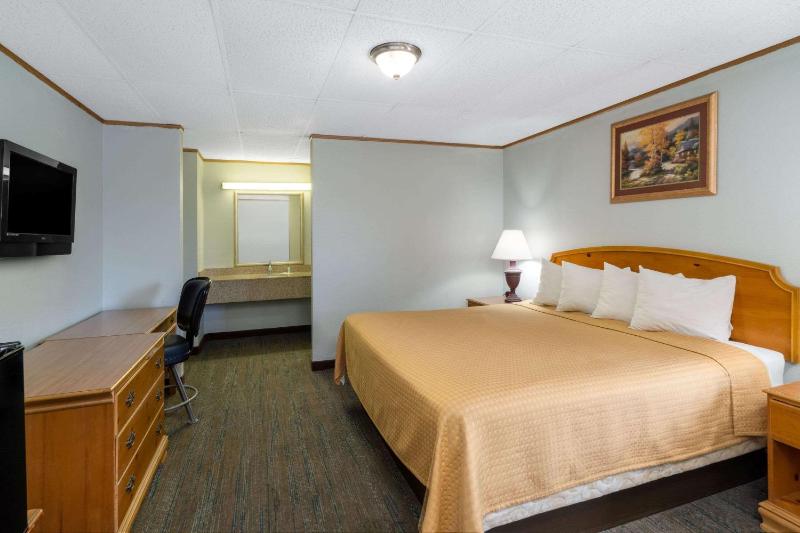 Pigeon Forge Parkway Inn - image 20