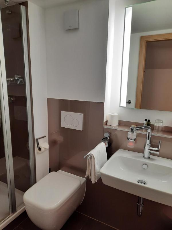 Single Room with Bathroom image 2
