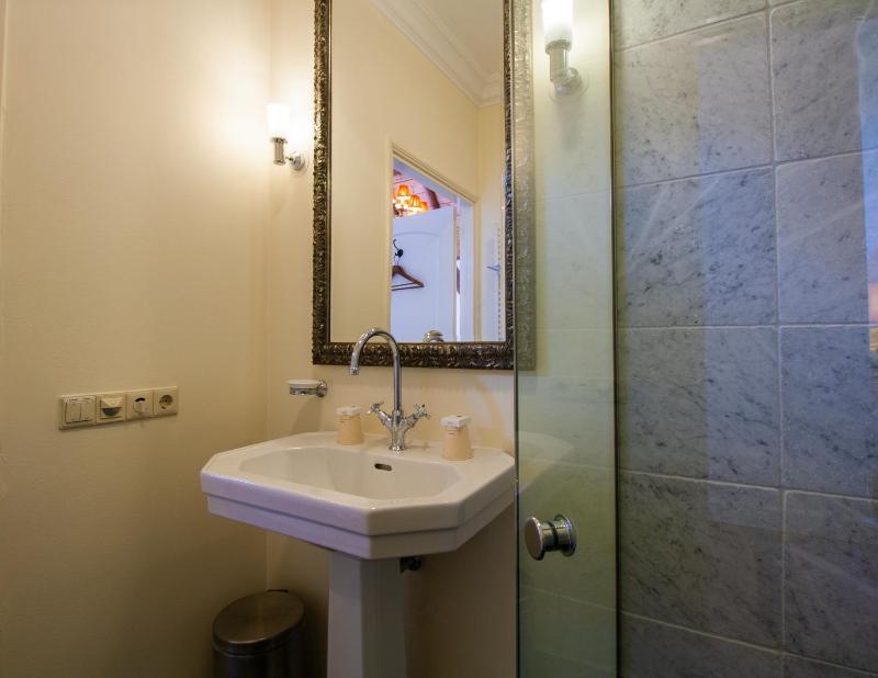 Double Room with Private Bathroom image 1