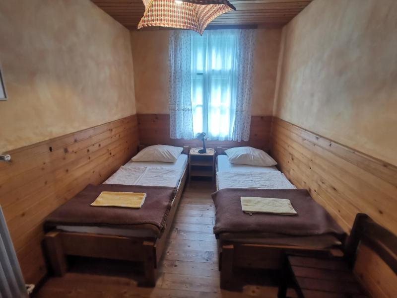 Twin Room with Private Bathroom image 3