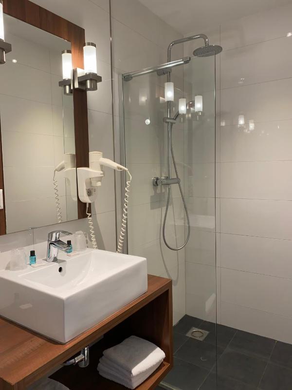 Large Double Room image 1