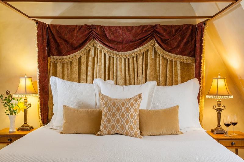 Standard King Room image 3