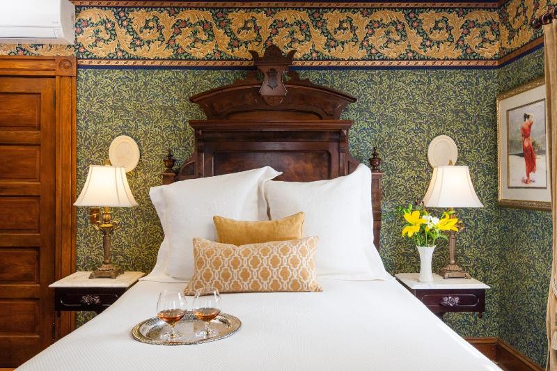 Deluxe Queen Suite image 2