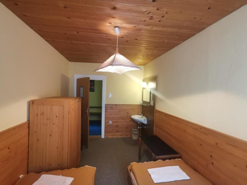 Twin Room with Shared Bathroom image 4