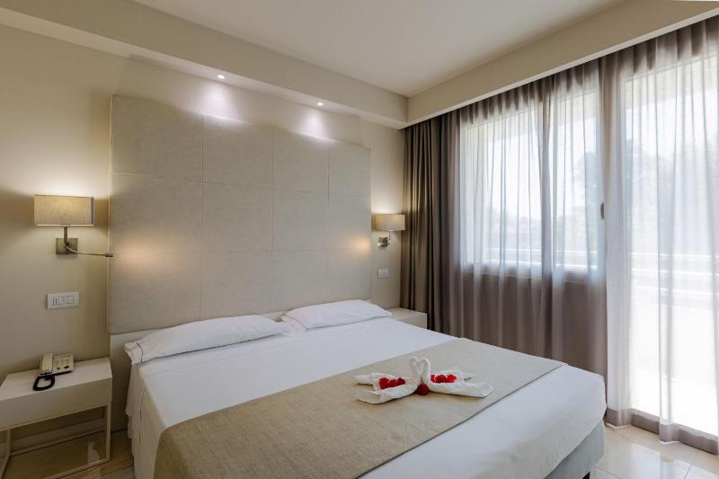 Junior Suite with Garden View image 3