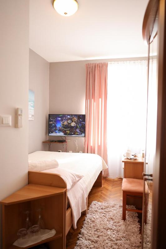 Budget Double Room image 4