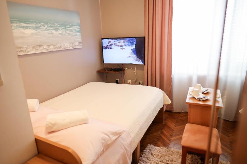 Budget Double Room image 3