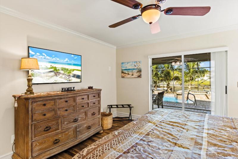 Direct Access Waterfront Villa with Heated Pool & Spa - Edgewater Escape - Roelens Vacations - image 13