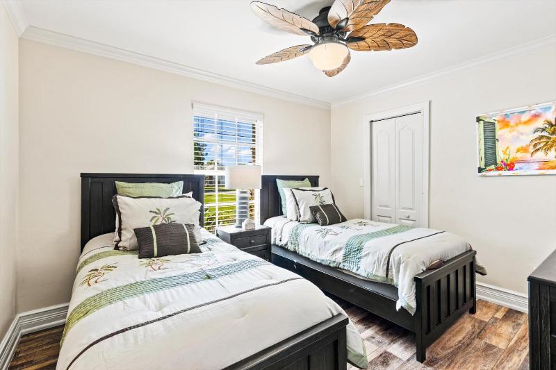 Direct Access Waterfront Villa with Heated Pool & Spa - Edgewater Escape - Roelens Vacations - image 26