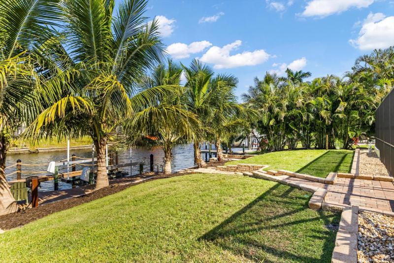 Direct Access Waterfront Villa with Heated Pool & Spa - Edgewater Escape - Roelens Vacations - image 8