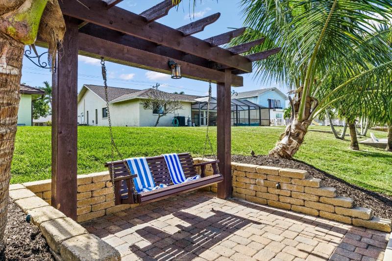 Direct Access Waterfront Villa with Heated Pool & Spa - Edgewater Escape - Roelens Vacations - image 12