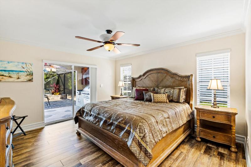 Direct Access Waterfront Villa with Heated Pool & Spa - Edgewater Escape - Roelens Vacations - image 36