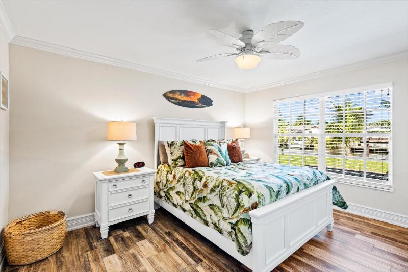 Direct Access Waterfront Villa with Heated Pool & Spa - Edgewater Escape - Roelens Vacations - image 35