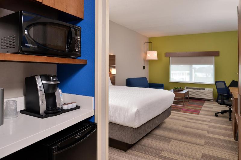 Standard King Room image 3