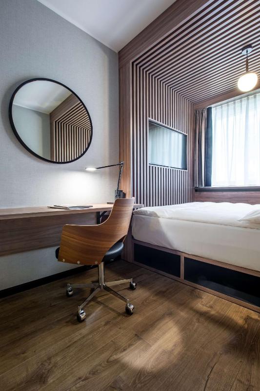 Single Room image 3