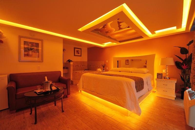 Honeymoon Suite image 2
