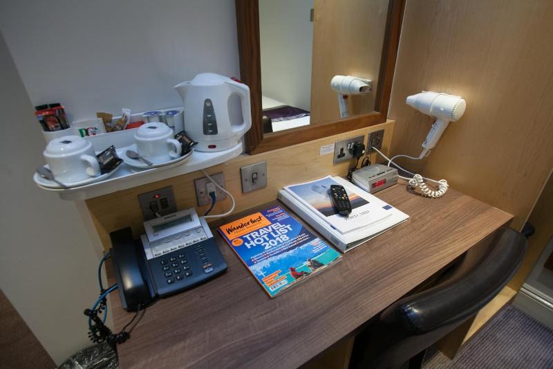 Standard King Room image 3