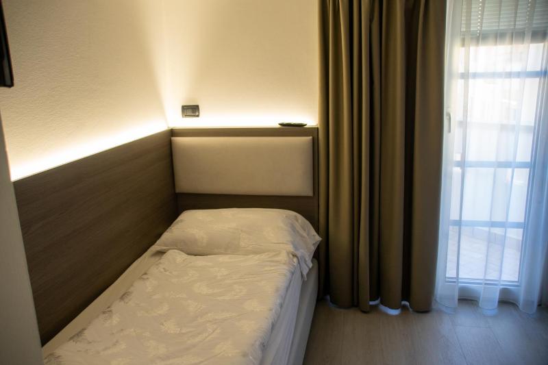 Single Room image 3