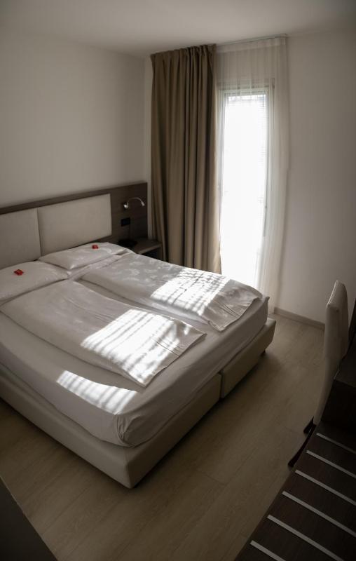 Double Room image 4