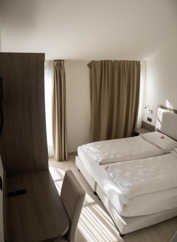 Double Room image 3