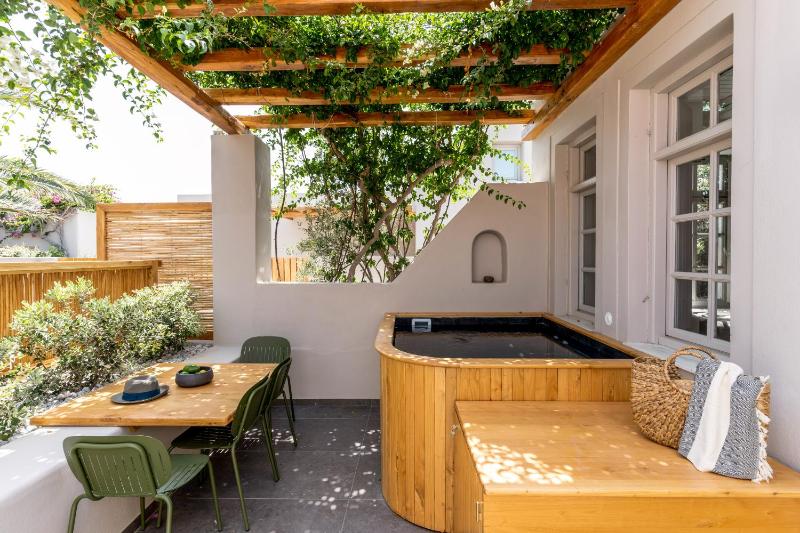 Suite with outdoor Jetted Hot Tub  image 4