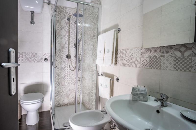 Double or Twin Room with Partial Sea View image 2