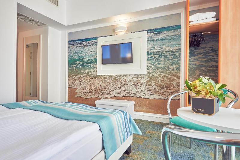Standard Double Room image 4
