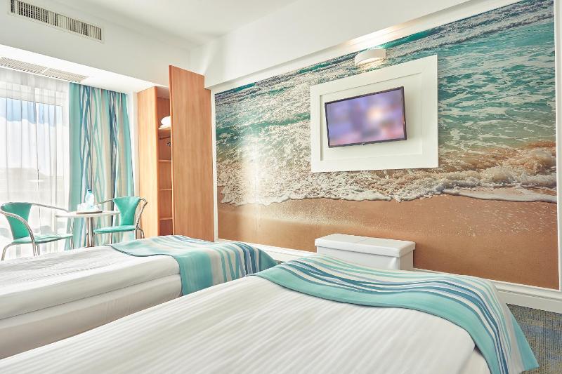 Standard Twin Room image 3