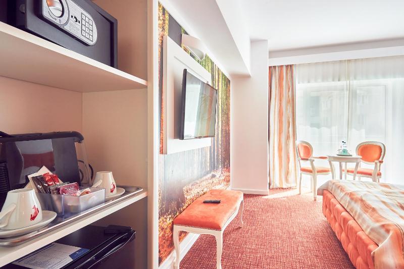 Deluxe Double Room with partial Sea View image 4