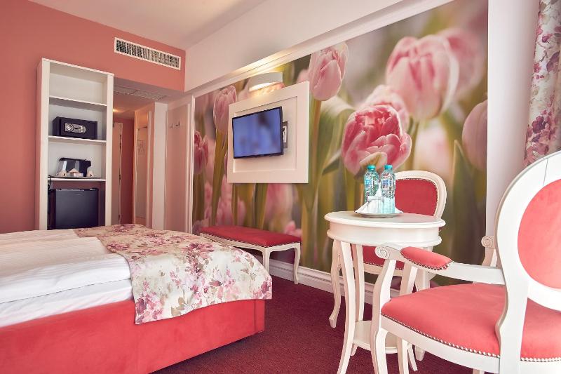 Deluxe Double Room with partial Sea View image 2