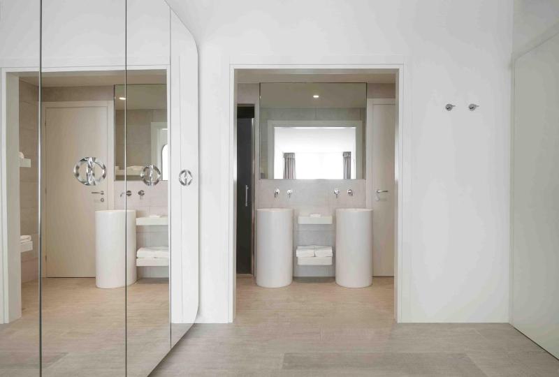 Suite with Sea View image 2