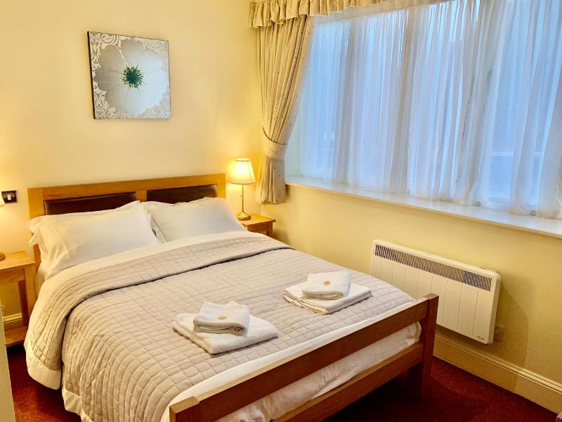 Double Room with Private Bathroom image 2