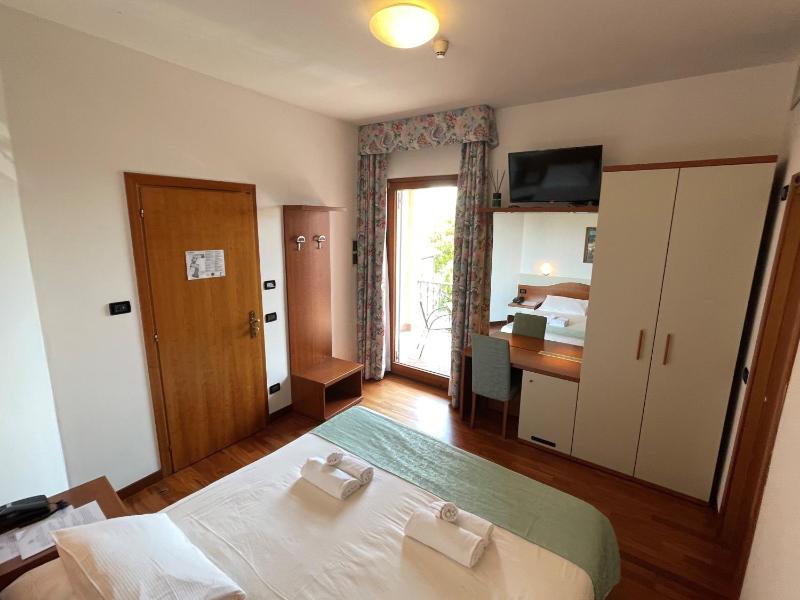 Double or Twin Room with Balcony image 3