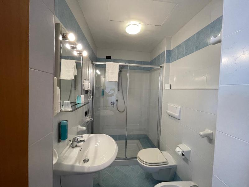 Standard Double or Twin Room with Window image 3