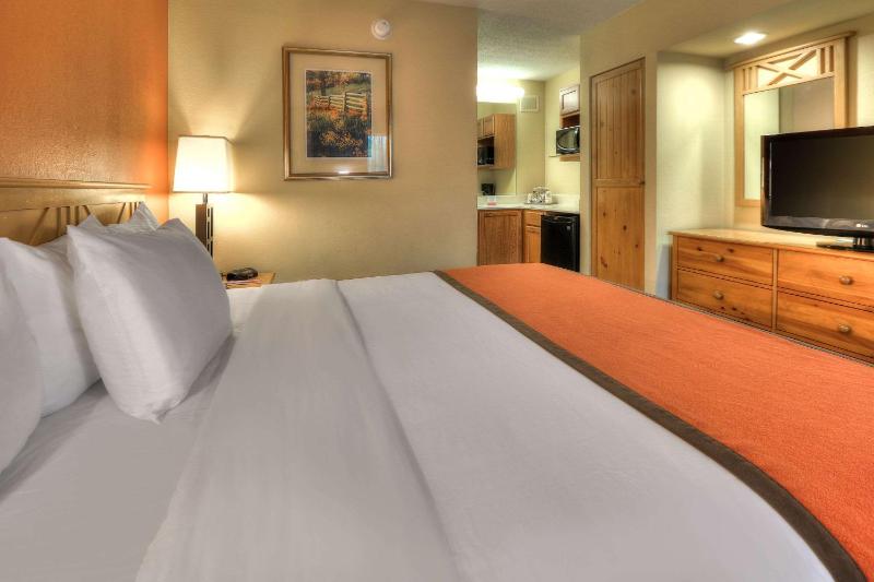 Standard King Room with River View - Non-Smoking  image 3