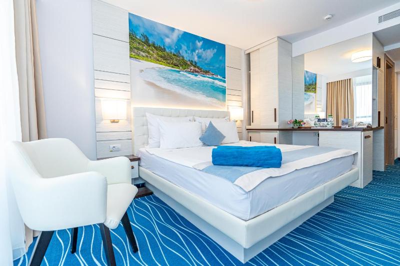 Double Room with Sea View image 3