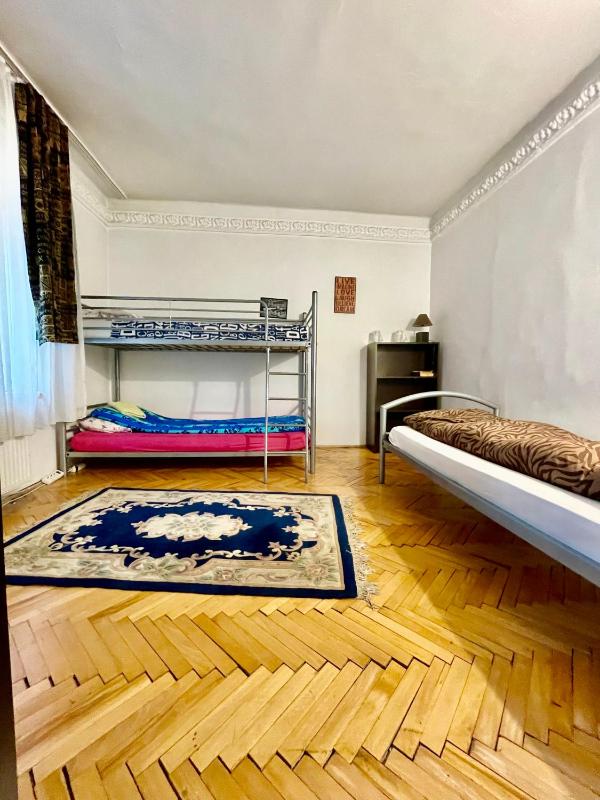 Basic Triple Room with Shared Bathroom image 2