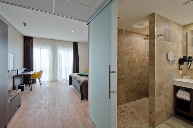 Triple Room with Shower image 2