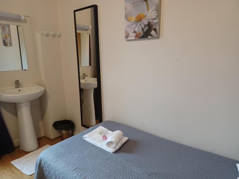 Single Room with Shared Bathroom image 4