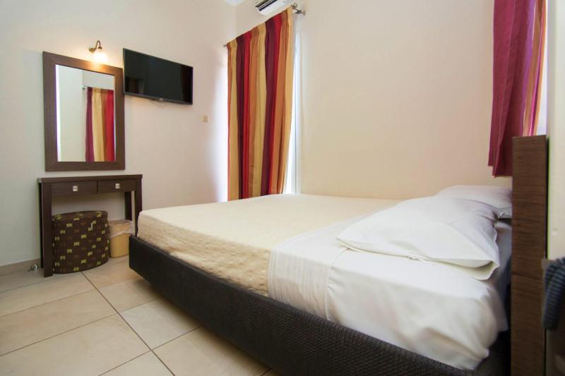 Small Double Room image 3