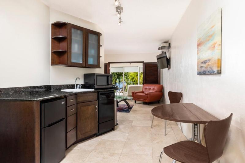 Deluxe Suite with Sea View image 3
