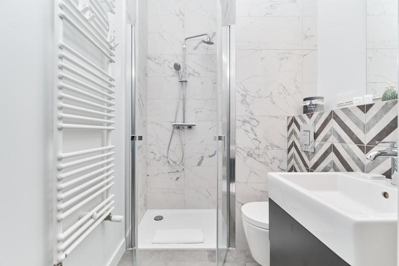 Eleganckie Studia Wyspa Słodowa by Noclegi Renters - image 22
