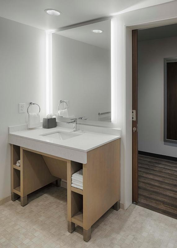 Den King Room with Accessible Roll-in Shower image 3