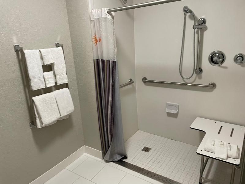 Double Room with Mobility Access and Roll-In Shower, Non-Smoking image 3