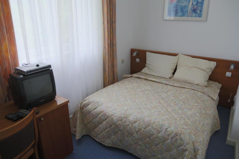 Double Room with Bathroom image 2