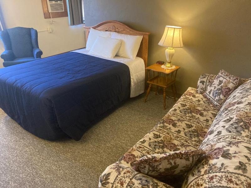 Queen Suite image 2