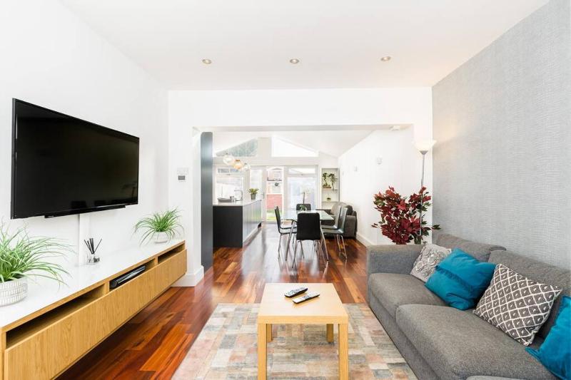 Long Stays for Contractors and Insurance Stays - Modern 6 Bedroom House- 9 Beds 3 Bathrooms & Drive by Birmingham Contractor Stays - image 28