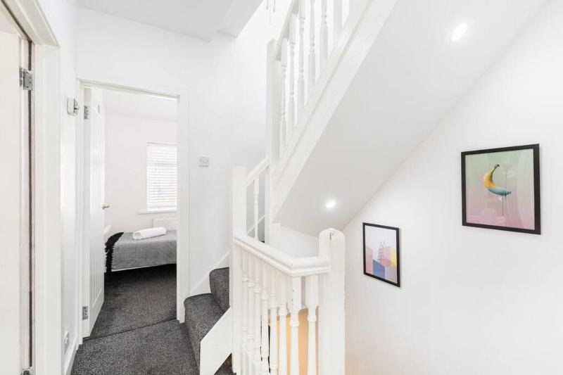 Long Stays for Contractors and Insurance Stays - Modern 6 Bedroom House- 9 Beds 3 Bathrooms & Drive by Birmingham Contractor Stays - image 16